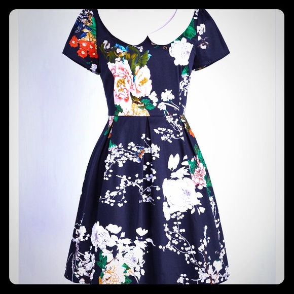 Record time floral dress in navy blossoms has tags