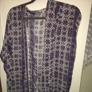 Beautifully patterned short-sleeve kimono.
