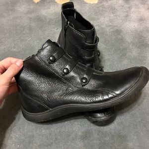 Super comfy CLARKS!!