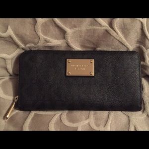 Michael Kors Zip Around Wallet
