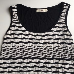 CLOSET CLOSING! black and white textured  top