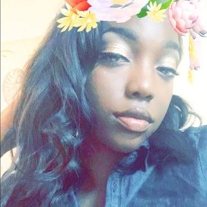 Meet your Posher, Akia