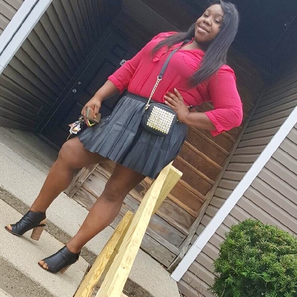 Meet your Posher, Danielle - Picture 2 of 2