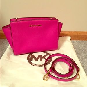 Michael Kors Selma Medium Messenger magenta