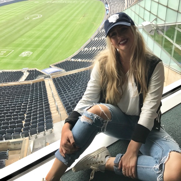 🤍MEET YOUR STYLIST🤍 - Picture 6 of 9