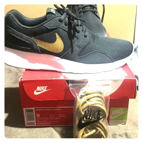 Nike Shoes - Nike Kaishi