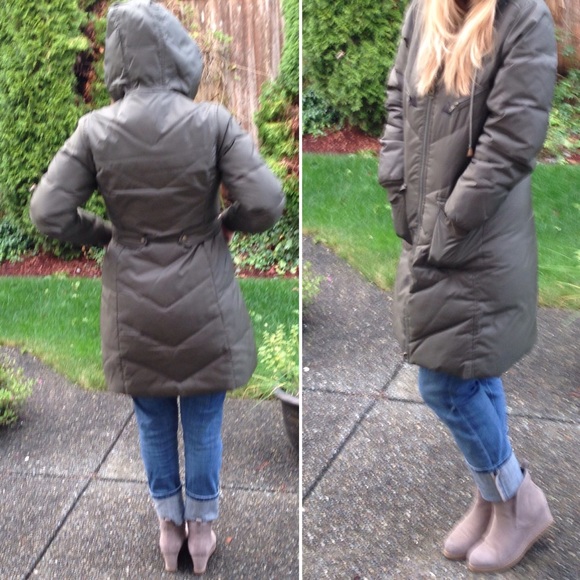 Delia's army green puffer coat