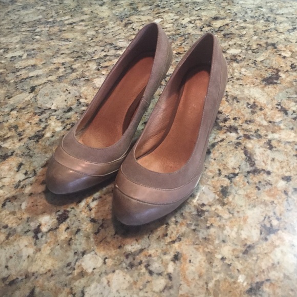 Chocolat khaki heels with brown 2" heel