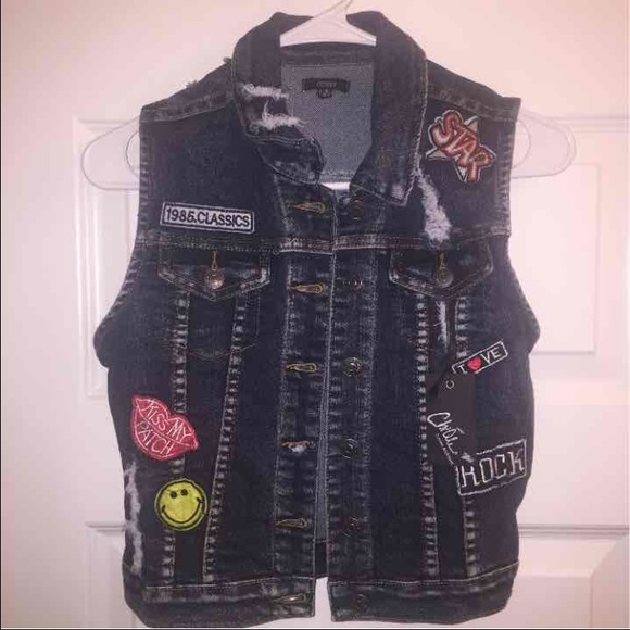 CHIQLE®WOMAN DENIM VEST WITH PATCHES SZ S