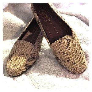 Clarks Active Air Snake Pattern Shoes. Size 6.5