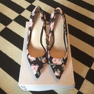 NWT Aldo Floral Pumps