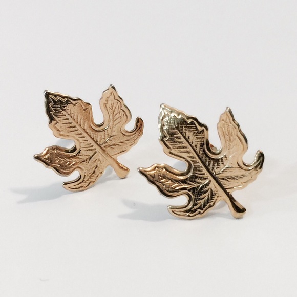Vintage Jewelry - Vintage Small Gold Maple Leaf Clip On Earrings