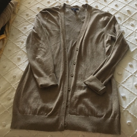 Gap long sleeve camel boyfriend fit cardigan.