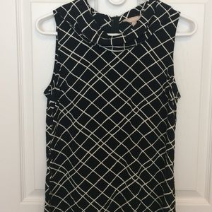 Sleeveless blouse with collar detail