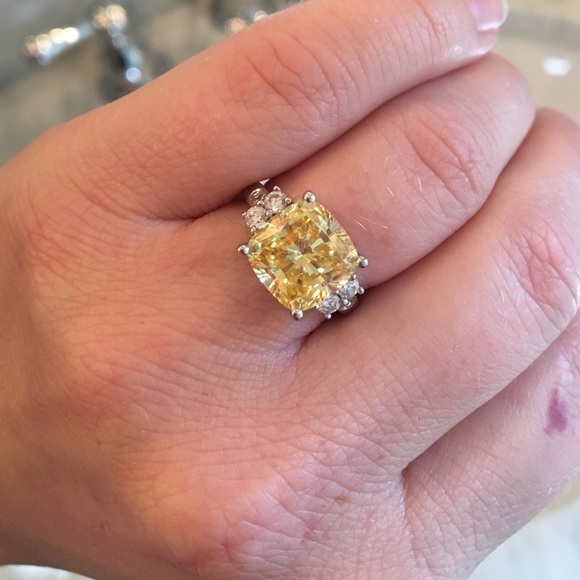 Jewelry - Yellow cushion cut ring