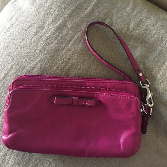 Coach leather wristlet wallet in good condition