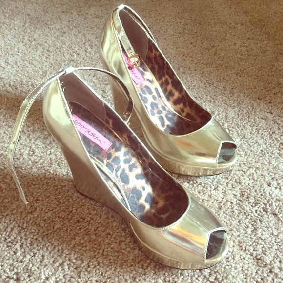 Betsey Johnson light gold heels great condition