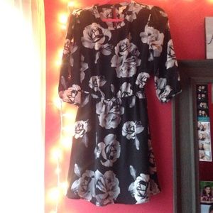 Quarter sleeve rose dress 🌹