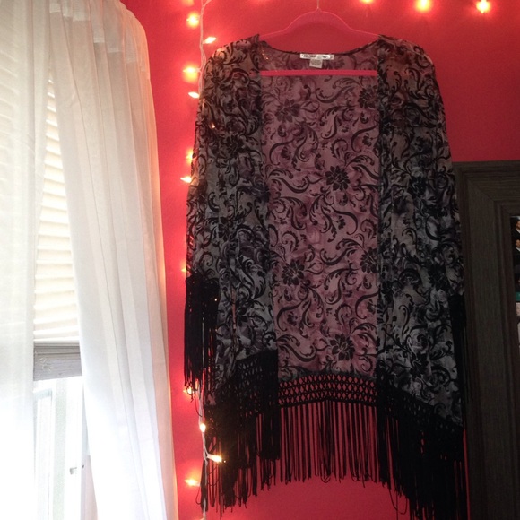 Black fringe kimono 🌺