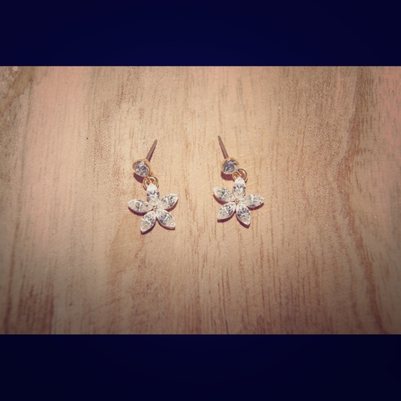 Stunning crystal flower design earrings