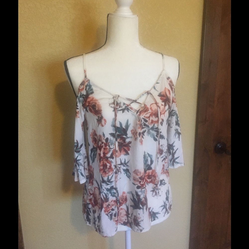 Cold shoulder lace up floral top!