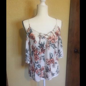 Cold shoulder lace up floral top!