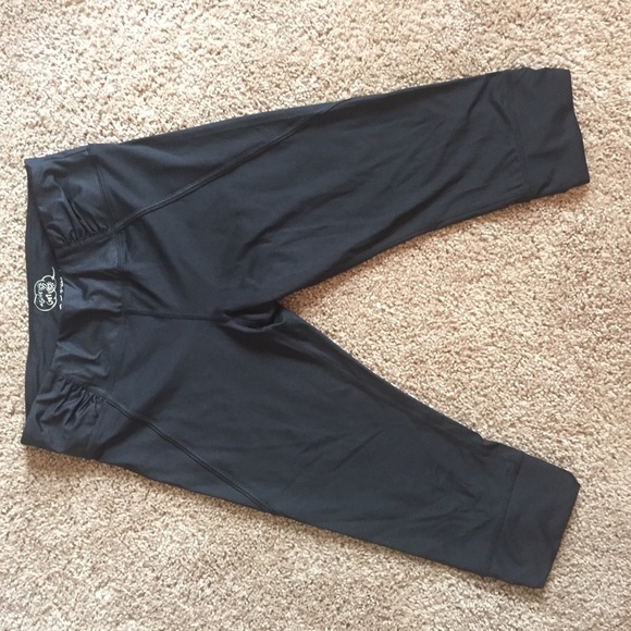 Betsey Johnson Capri yoga pants size medium