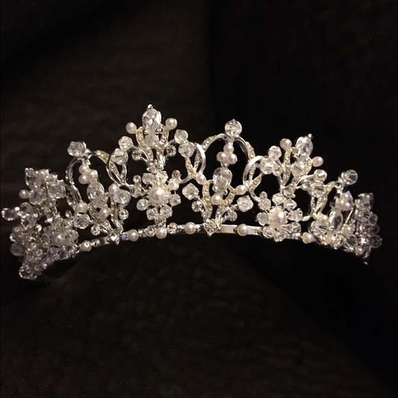 David Bridal Tiara - Picture 2 of 4