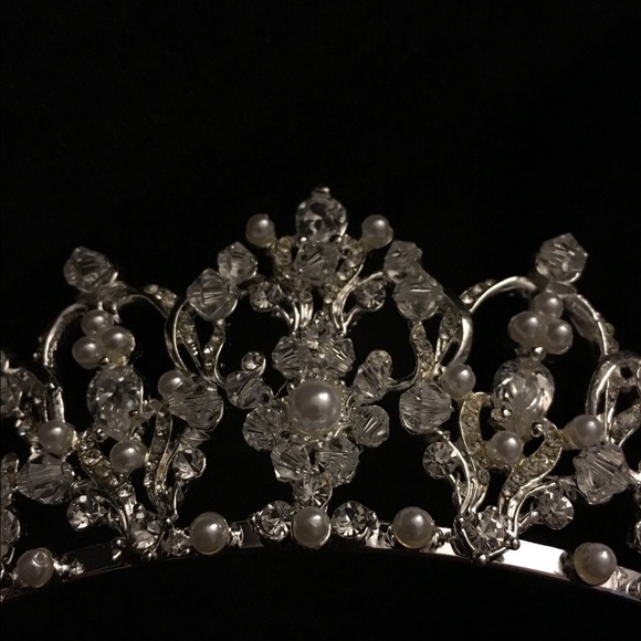 David Bridal Tiara - Picture 3 of 4