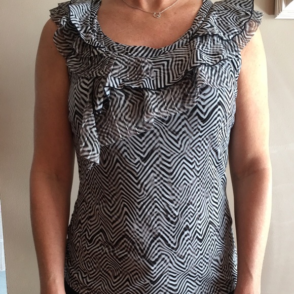 Worthington Ruffle Neckline Top Size S  ⭐️⭐️