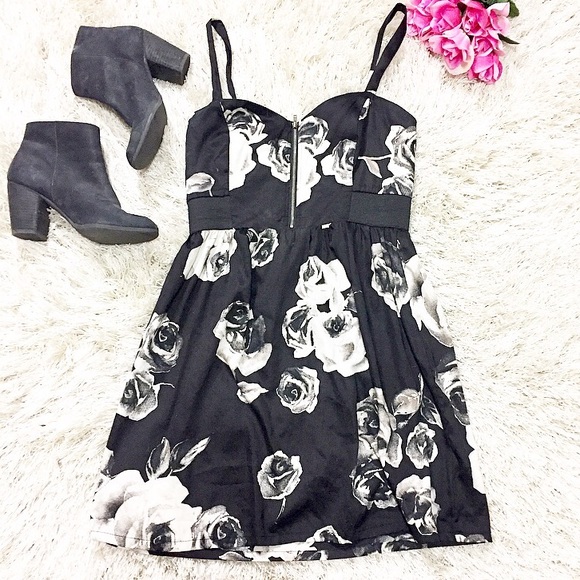 Francesca's Collections Dresses & Skirts - ❗️Black Friday PD❗️Black Floral Dress