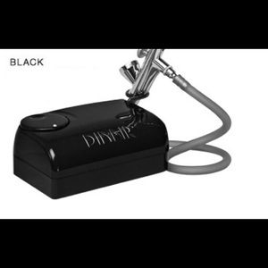 Airbrush kit by Dinair