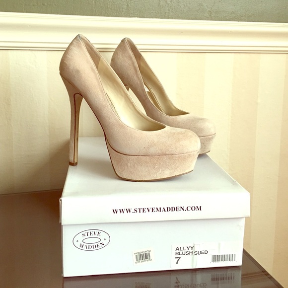 Size 7 Steve Madden ALLYY blush suede heels 👠