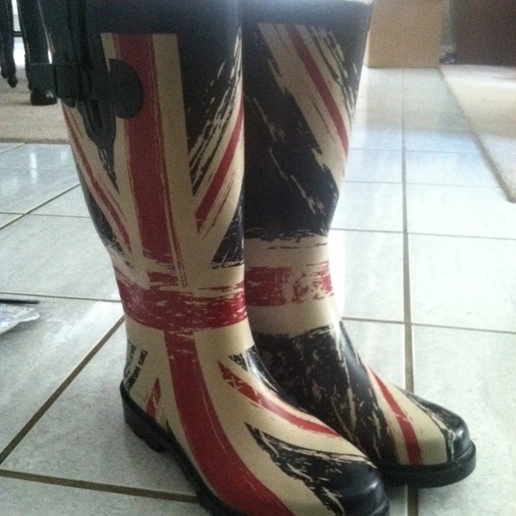 Rain boots w/ distressed British flag 🇬🇧