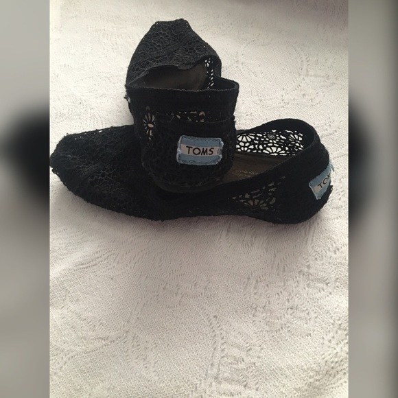 BLACK LACE TOMS.