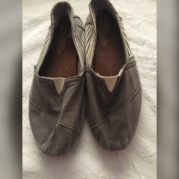 GREY STRIPE CLASSIC TOMS.