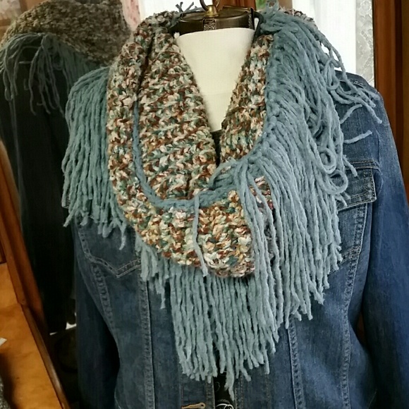 <SOLD> Handmade crocheted fringed cowl NWOT