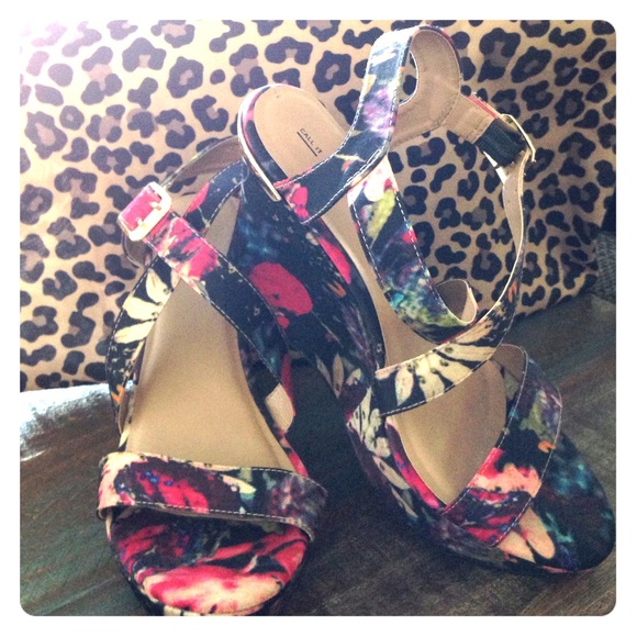 SOLD****Call it spring floral wedges!!🌸🌺