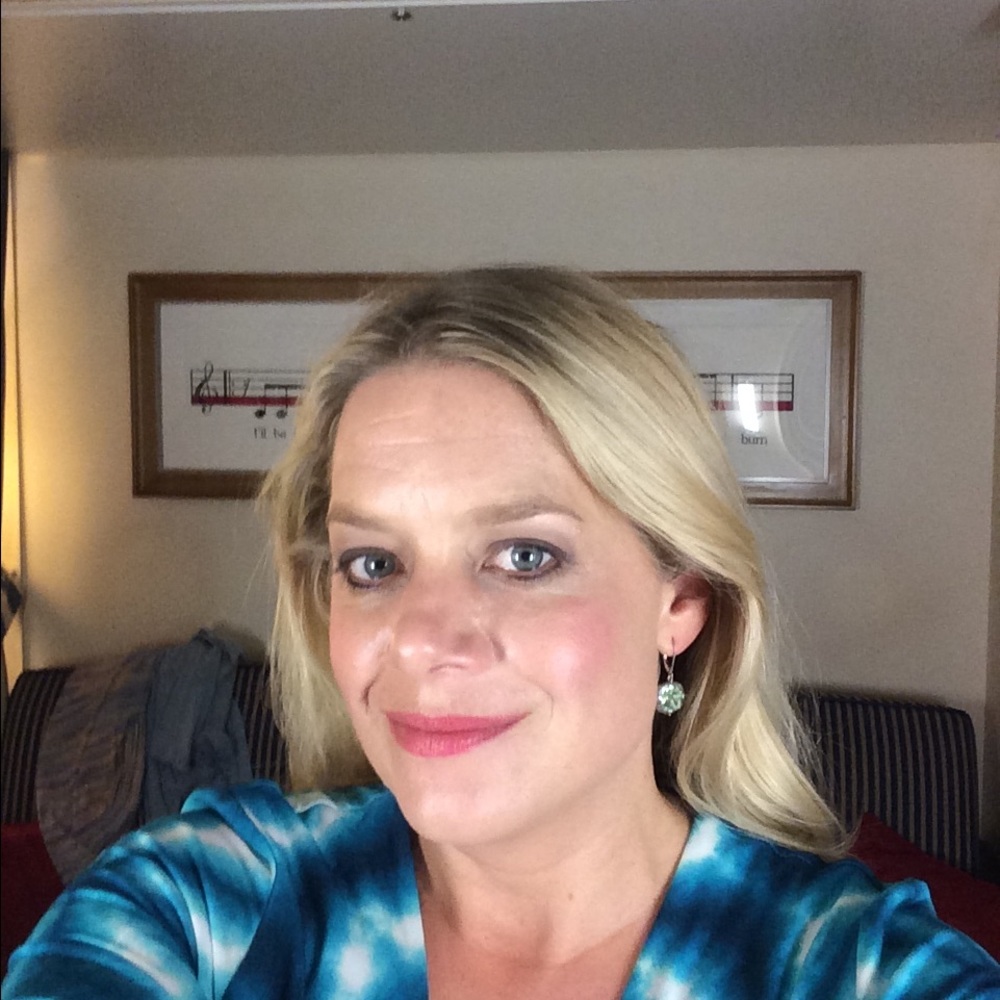 Meet your Posher, Hilary