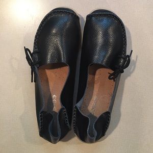 Size 8.5 women's black shoes, never worn!
