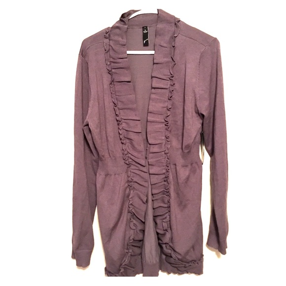 *Price Reduced* Ruffle front flyaway with clasp
