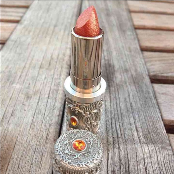 Models Prefer Lipstick - Picture 2 of 3