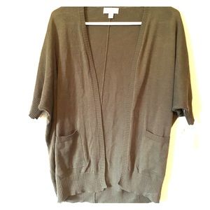 Short sleeve cardigan w/ pockets