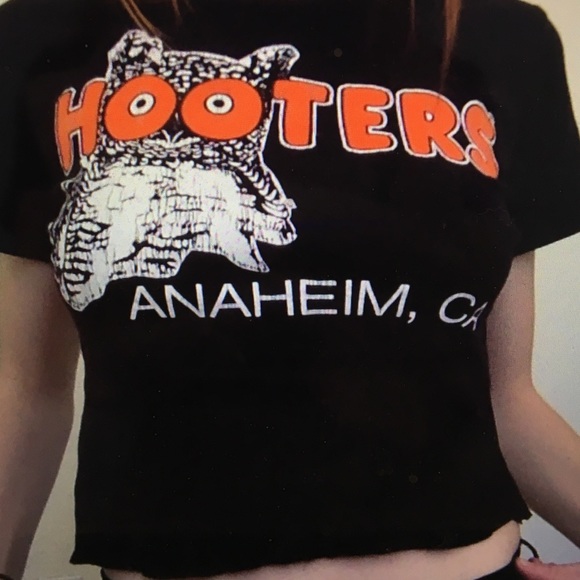 HOOTERS crop top