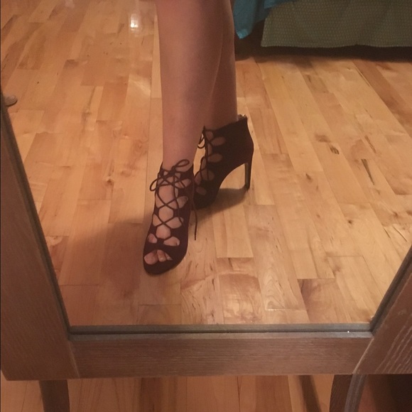 Gorgeous plum color lace up heels - Picture 4 of 4