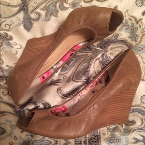 BCBG peep toes tan leather wedges