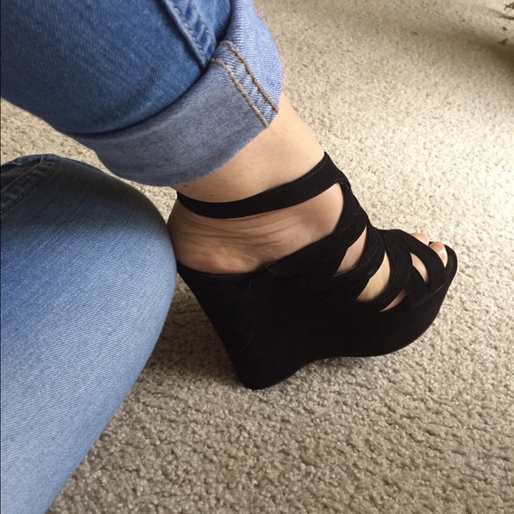 Guess wedges