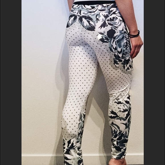 ❌SOLD❌Nike Pro Dri-Fit Floral Running Pants-size S - Picture 3 of 4