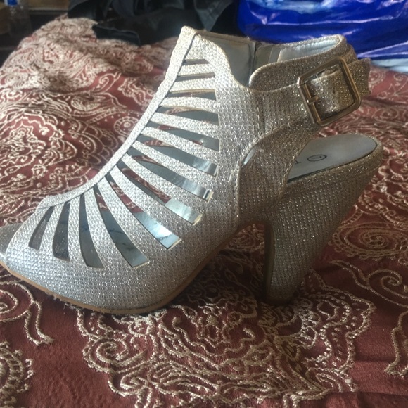 Silver heels - Picture 3 of 4