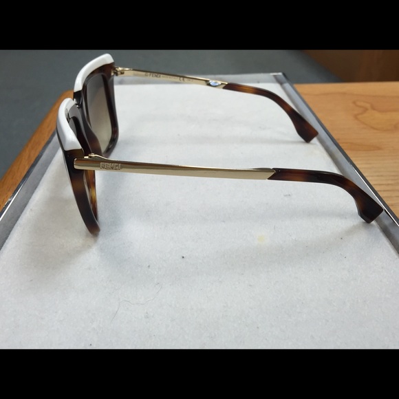 🔥FLASH SALE 🔥Fendi Sunglasses - Picture 2 of 2